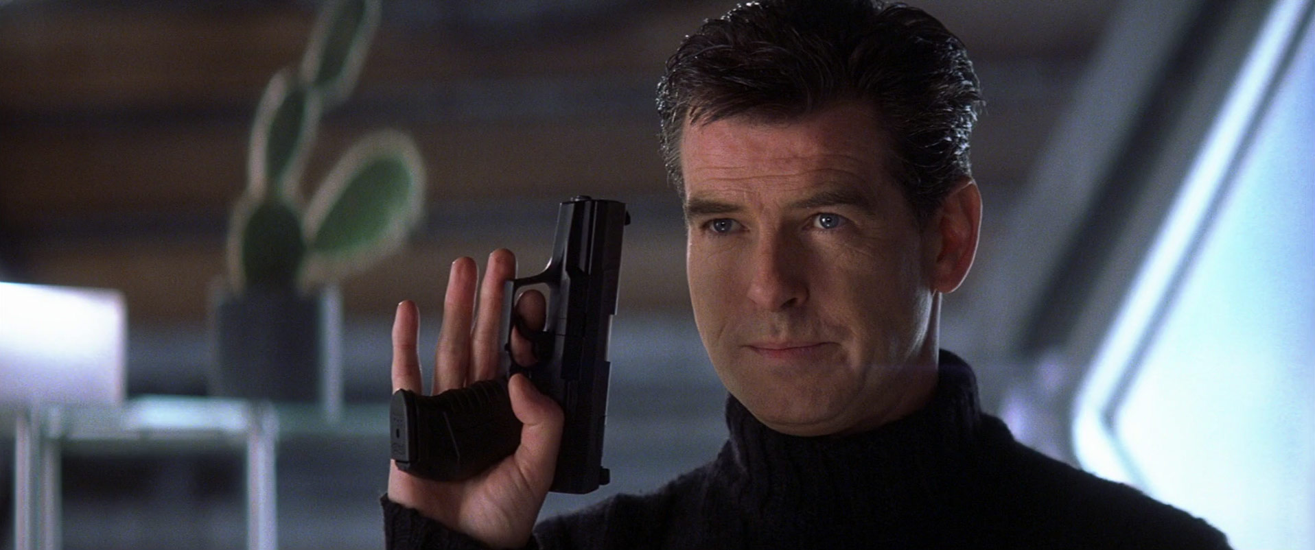 Умри но не сейчас 2002. Die another Day Дэвид Арнольд. Пирс Броснан снайпер. Пирс Броснан боевик инструктор в отставке. Чарльз Броснан фильмы.