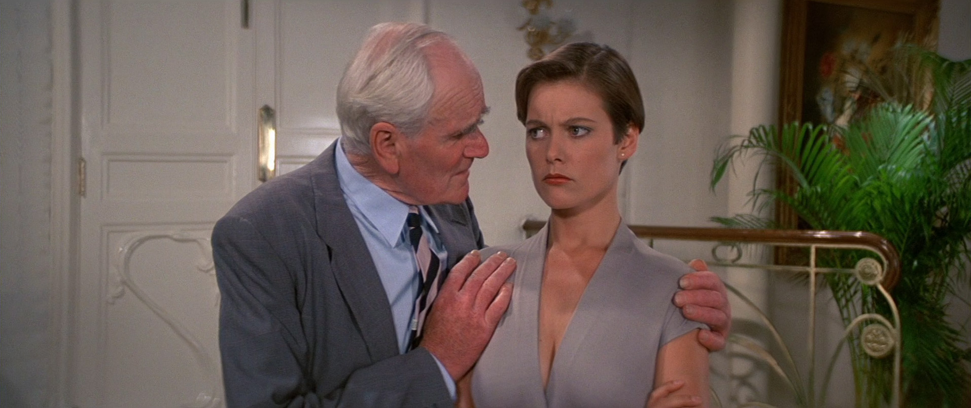 Desmond Llewelyn, Carey Lowell in Licence to Kill. 