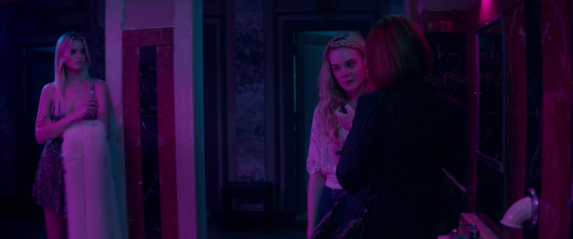 https://screenmusings.org/movie/blu-ray/The-Neon-Demon/images/The-Neon-Demon-037.jpg