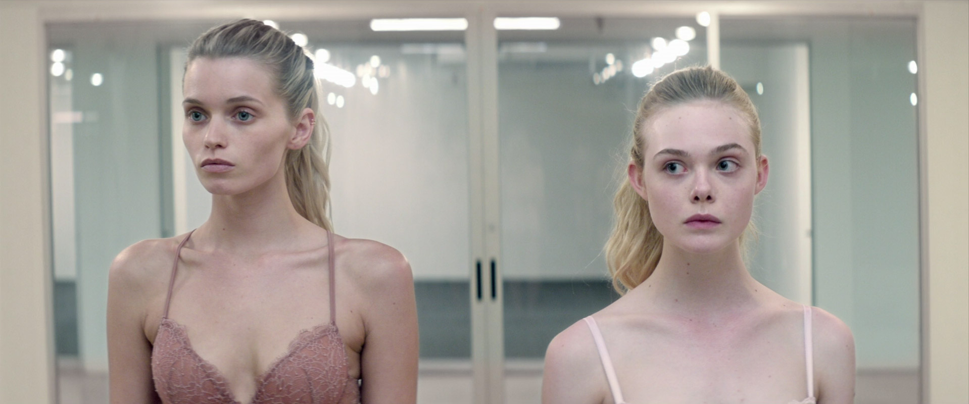 https://screenmusings.org/movie/blu-ray/The-Neon-Demon/images/The-Neon-Demon-158.jpg