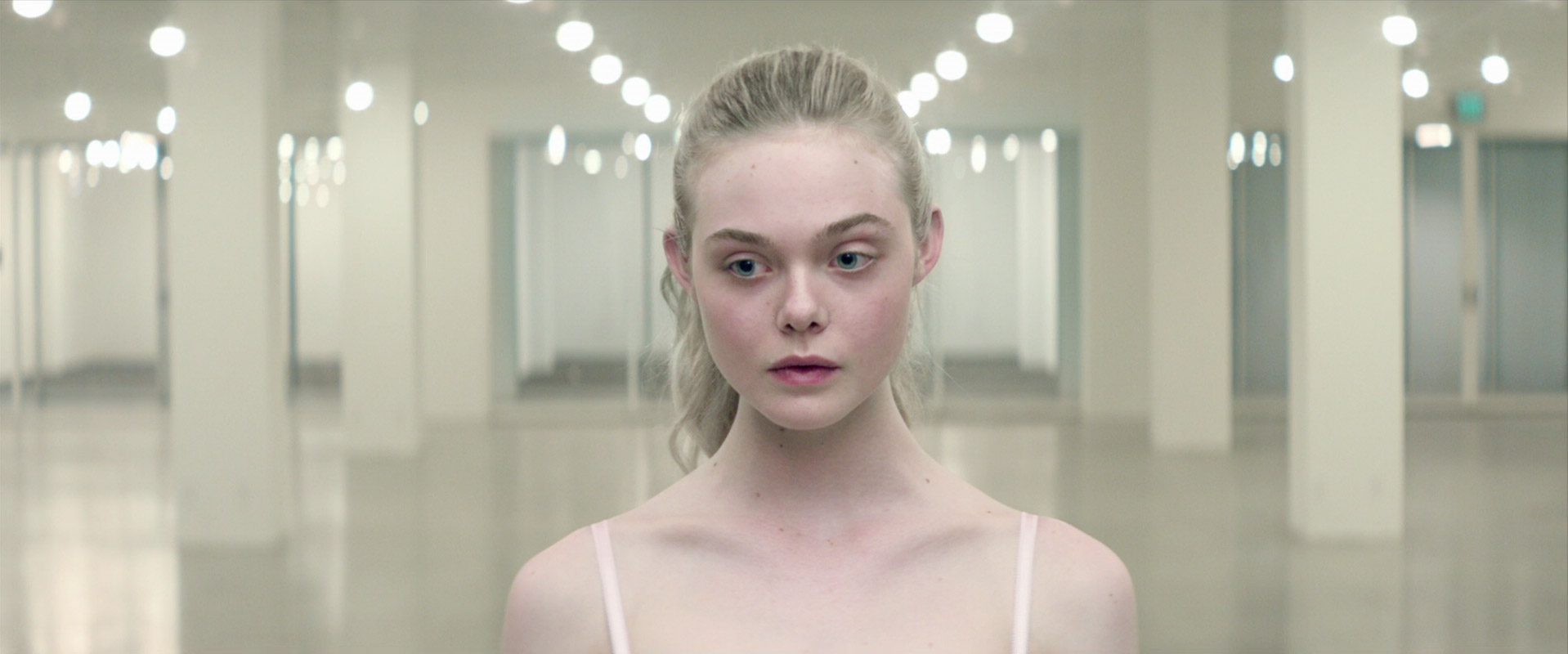 https://screenmusings.org/movie/blu-ray/The-Neon-Demon/images/The-Neon-Demon-179.jpg