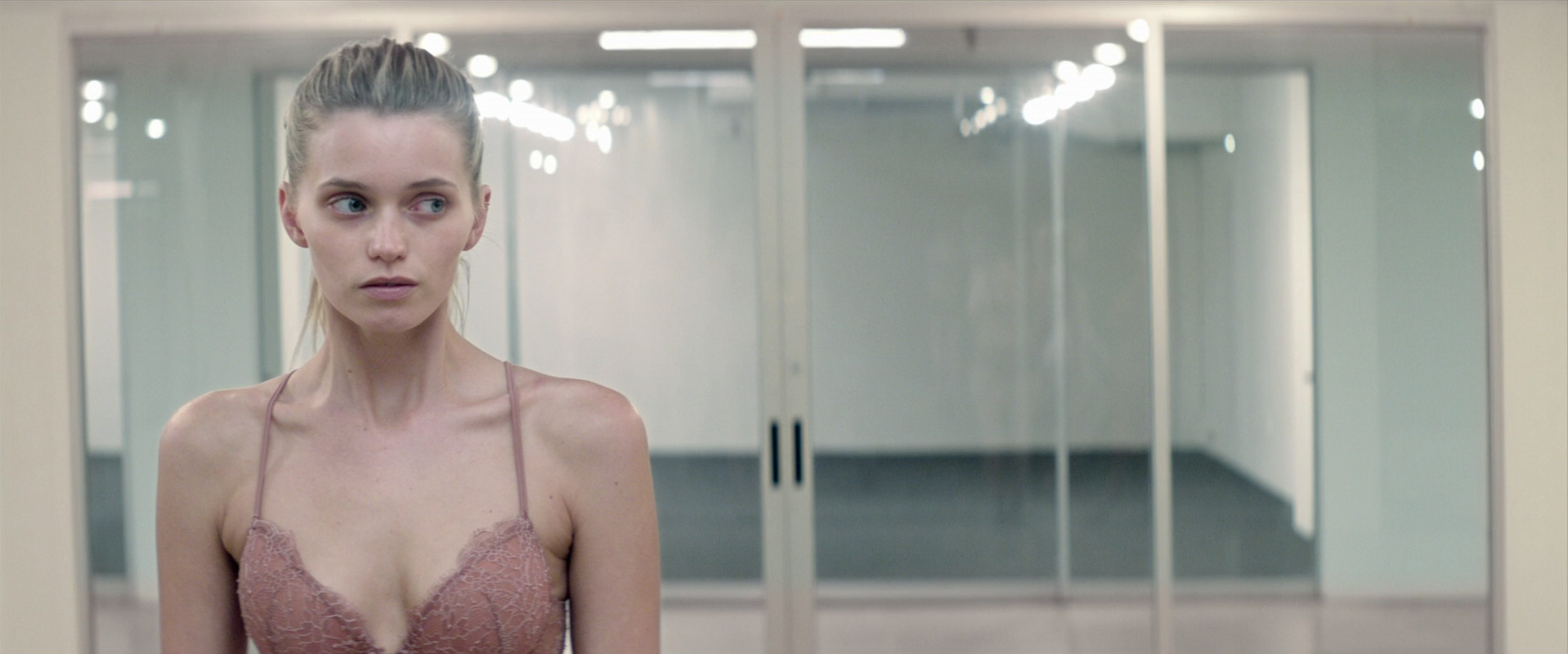 https://screenmusings.org/movie/blu-ray/The-Neon-Demon/images/The-Neon-Demon-182.jpg