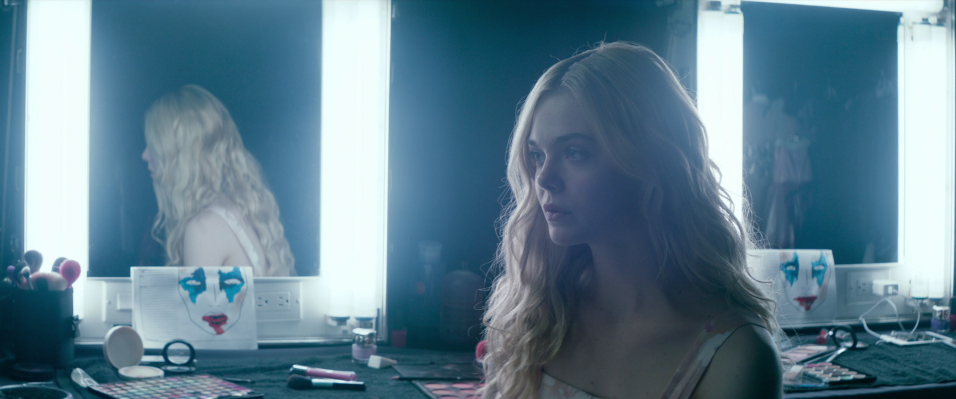 https://screenmusings.org/movie/blu-ray/The-Neon-Demon/images/The-Neon-Demon-238.jpg