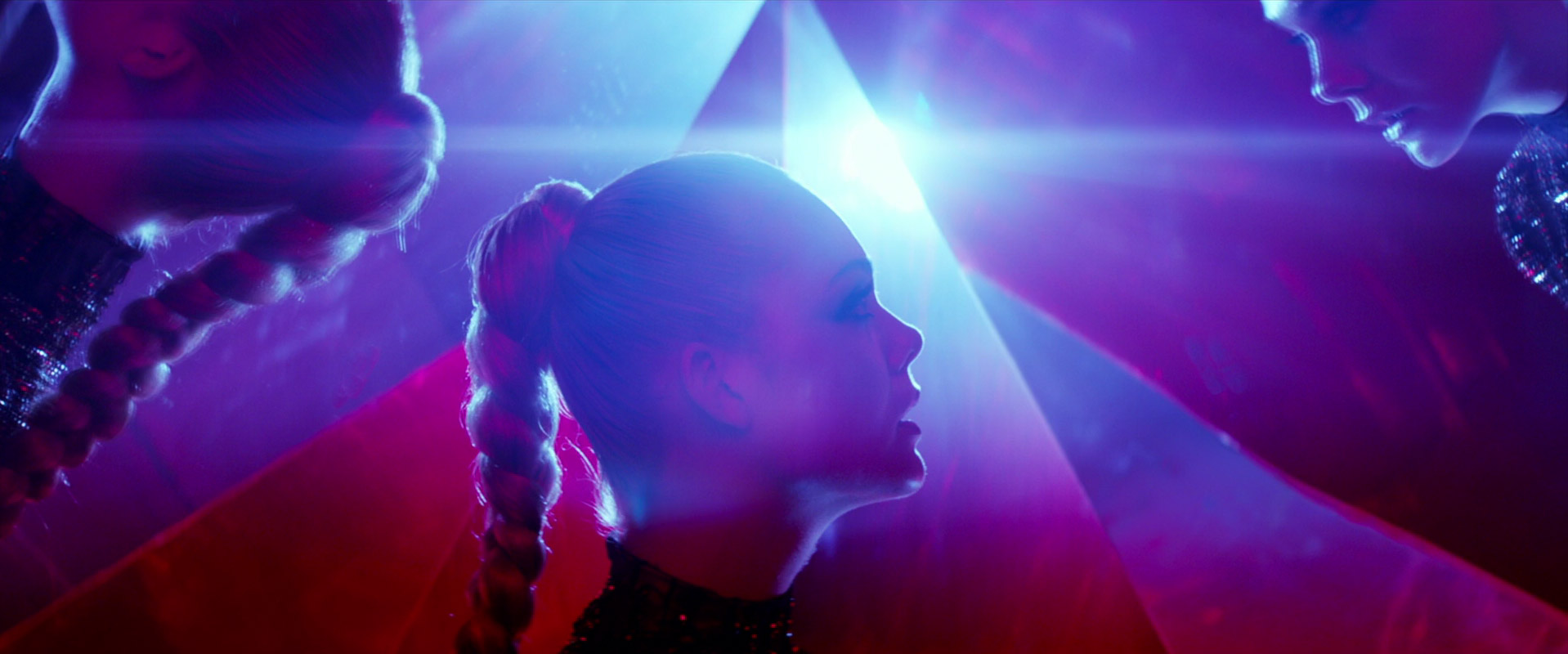 https://screenmusings.org/movie/blu-ray/The-Neon-Demon/images/The-Neon-Demon-272.jpg