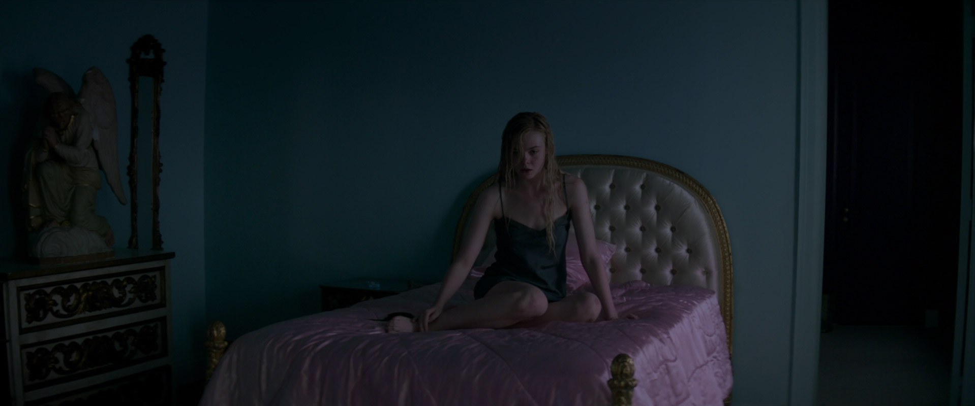 https://screenmusings.org/movie/blu-ray/The-Neon-Demon/images/The-Neon-Demon-331.jpg