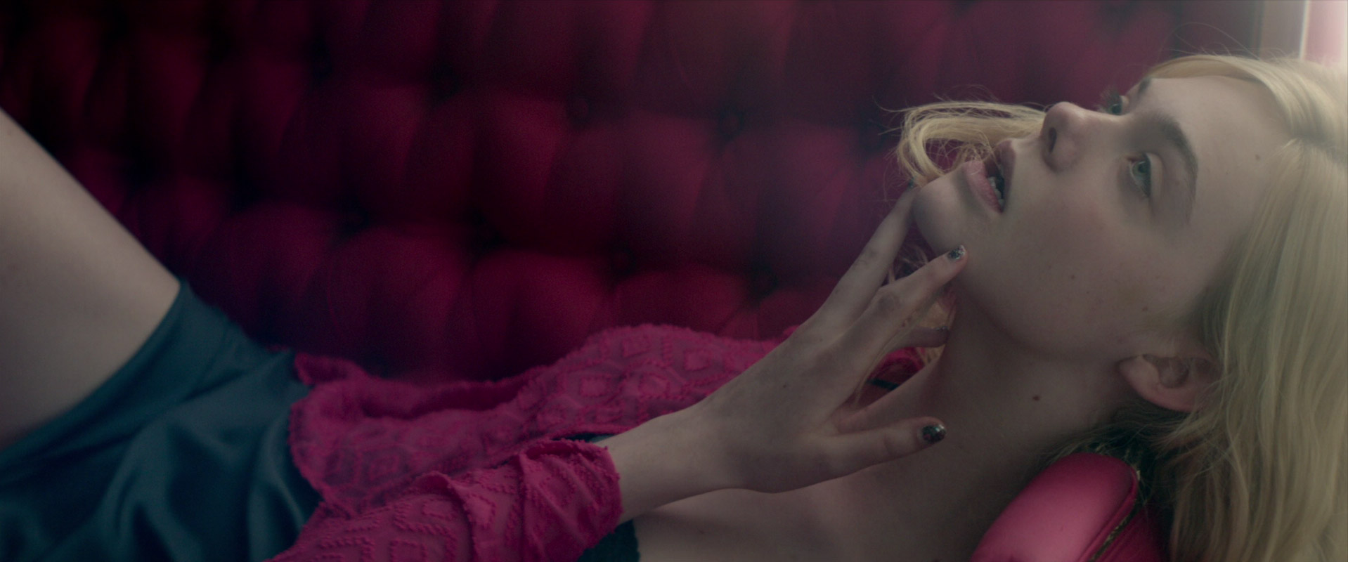 https://screenmusings.org/movie/blu-ray/The-Neon-Demon/images/The-Neon-Demon-358.jpg